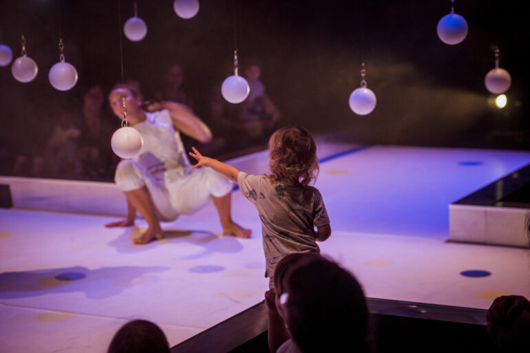 La petita malumaluma, la luna en un cazo, espectáculo en el teatro de Aracena, diversión, música en directo, danza dirigida al público infantil