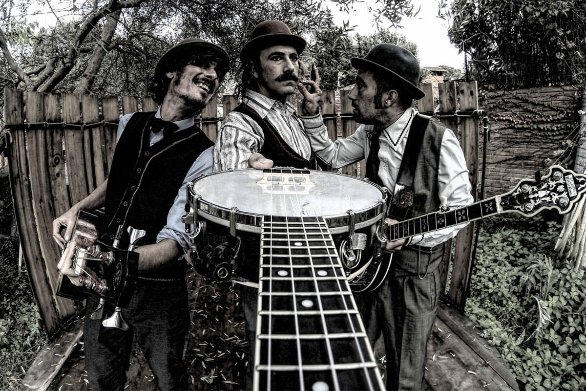 YEE-HAW! La banda del otro nos ofrece un (des)concierto tan especial como ellos mismos, un universo musical inspirado por el Country, el Ragtime y el Bluegrass en Huelva