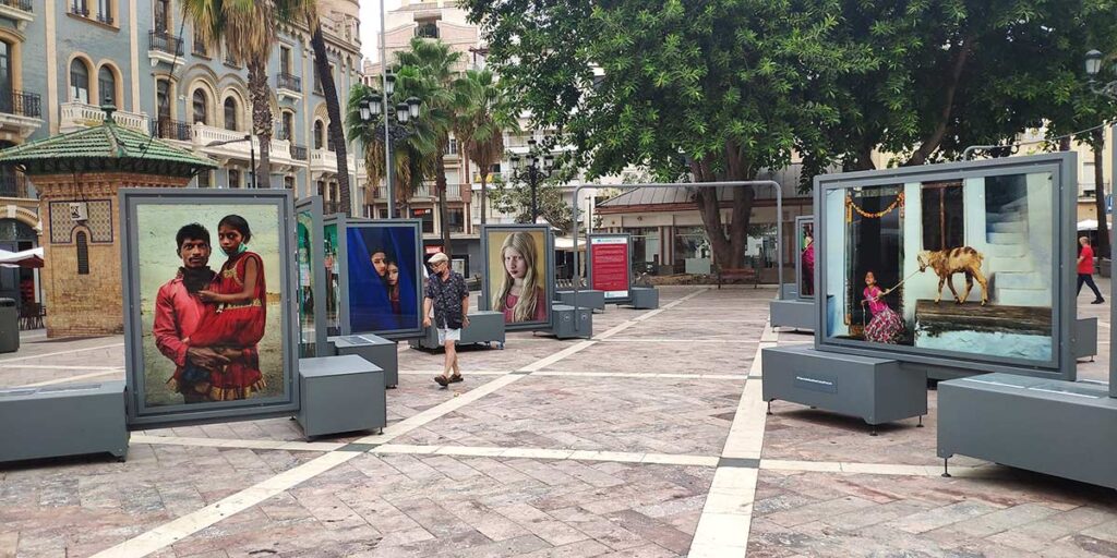 Exposicion fotografia plaza de las monjas Cristina Garcia Rodero Tierra de Suenos India Huelva